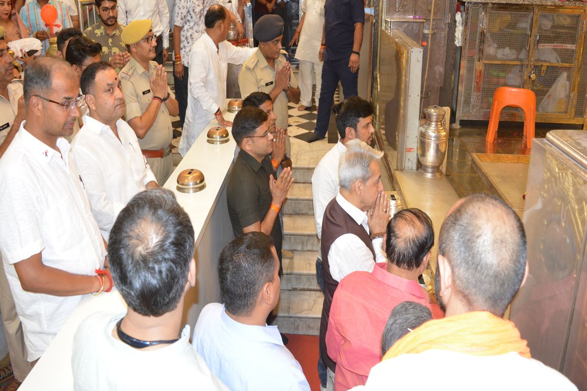 सालासर बालाजी के दर्शन करते राजस्थान के मुख्य सचिव सुधांशु पंत व अन्य अधिकारी