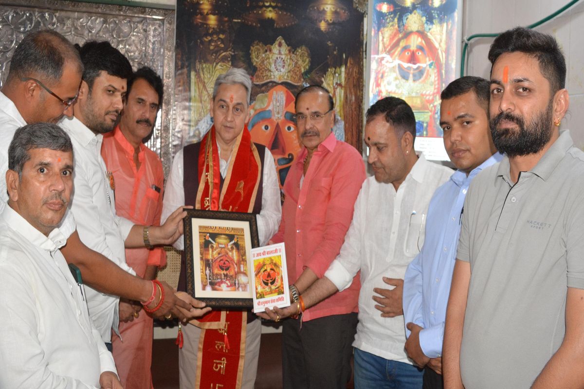 राजस्थान के मुख्य सचिव सुधांशु पंत का स्वागत करते पुजारी।