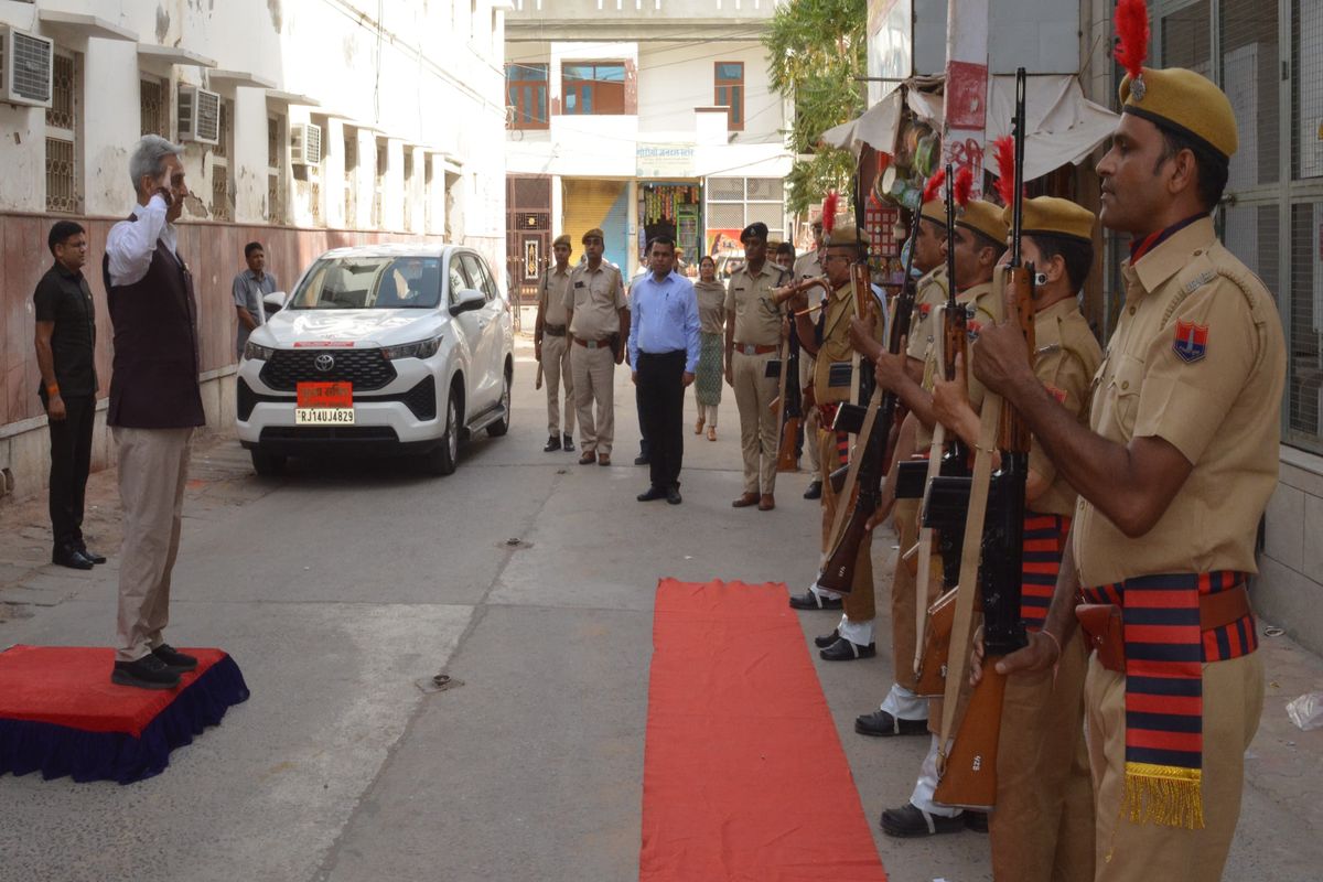 सालासर में राजस्थान के मुख्य सचिव सुधांशु पंत को गार्ड ऑफ ऑनर देते पुलिस के जवान।